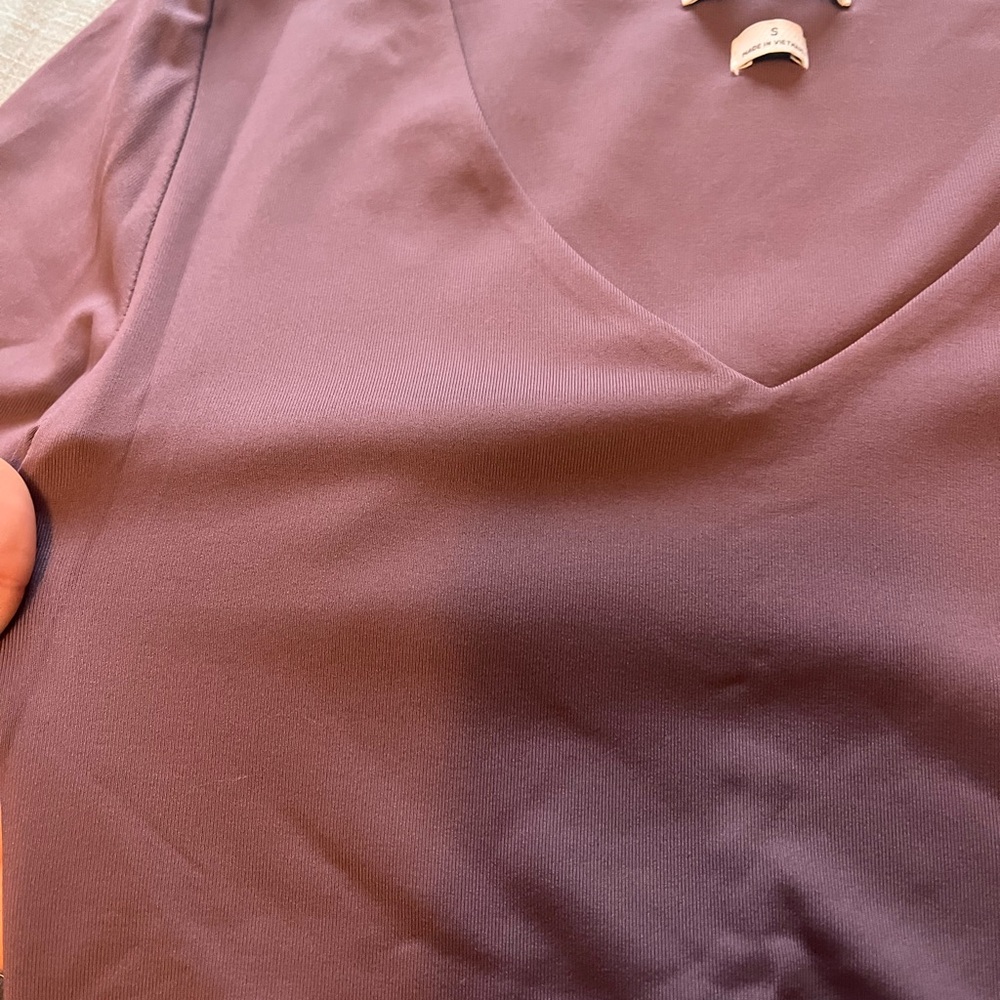 ARITZIA BODYSUIT Mauve Long Sleeve V-Neck Top - Picture 3 of 6